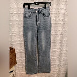 NWOT size Medium blue Jeans. Zip front and back pockets. Super cute!